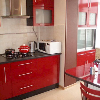 Прямая кухня с пленочными красными фасадами