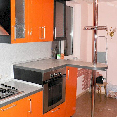 Угловая кухня с барным столом оранжевая 02