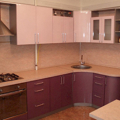 Угловая кухня с белым верхом и фиолетовым низом